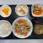 6月25日火曜日　きょうのお昼ごはんは、ゆで豚のポン酢和え・含め煮・揚げ玉奴・みそ汁・くだものでした。