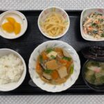 6月21日金曜日　きょうのお昼ごはんは、あんかけ厚揚げ・じゃが炒め・わかめ和え・みそ汁・くだものでした。