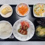 6月22日土曜日　きょうのお昼ごはんは、ピーマンの肉詰め・コールスローサラダ・人参の粒マスタード・スープ・くだものでした。