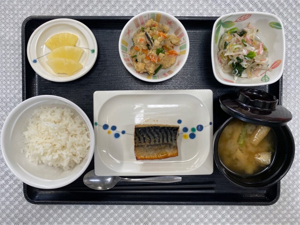 6月28日金曜日　きょうのお昼ごはんは、鯖の山椒焼き・炒りおから・おろし和え・みそ汁・くだものでした。