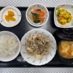 6月13日木曜日　きょうのお昼ごはんは、豚肉ともやしのチャンプルー・かぼちゃサラダ・塩昆布和え・みそ汁・くだものでした。