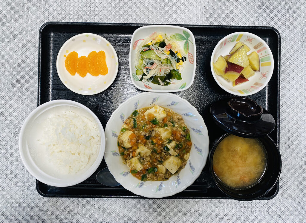 6月19日水曜日　きょうのお昼ごはんは、麻婆豆腐・春雨サラダ・さつまいもの甘露煮・みそ汁・くだものでした。