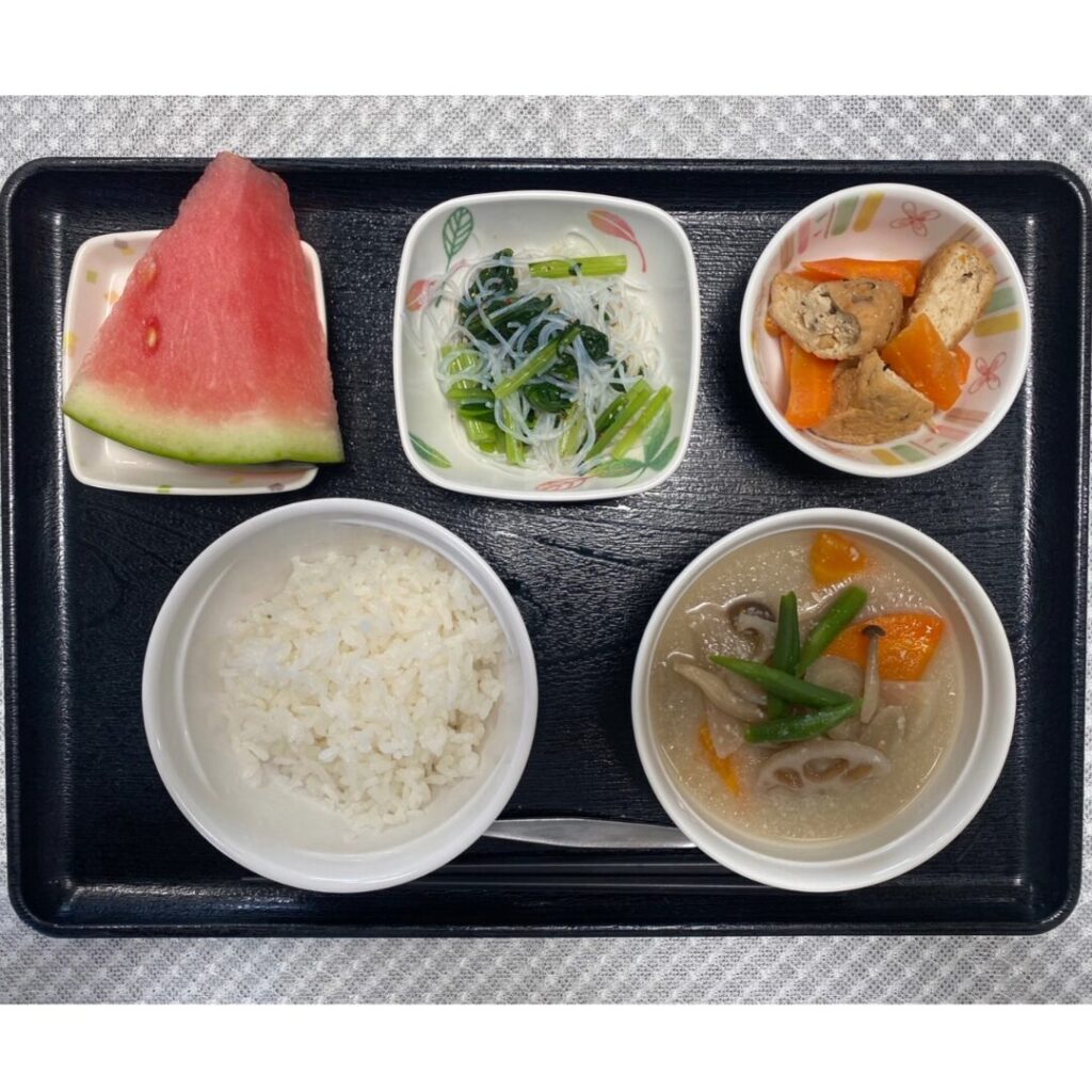 7月23日火曜日　きょうのお昼ごはんは、鶏肉と根菜の酒粕煮・小松菜と春雨のからし和え・がんもの煮物・くだものでした。