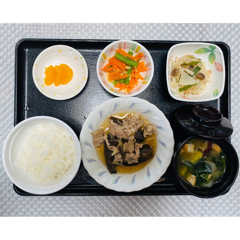 ８月２日金曜日　きょうのお昼ごはんは、なすと豚肉の生姜焼き・いんげんと人参の天かす和え・炒め物・みそ汁・くだものでした。