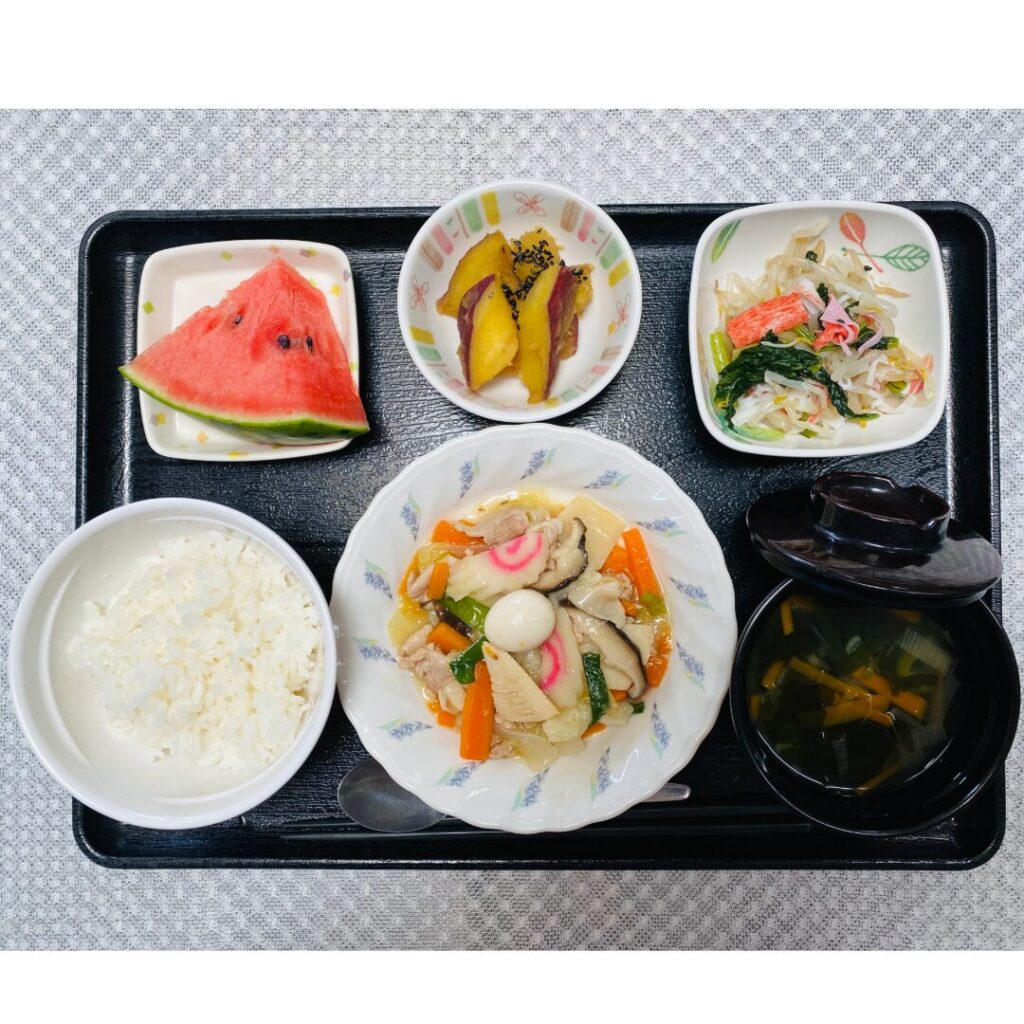 ８月３日土曜日　きょうのお昼ごはんは、八宝菜・甘酢和え・大学芋煮・中華スープ・くだものでした。