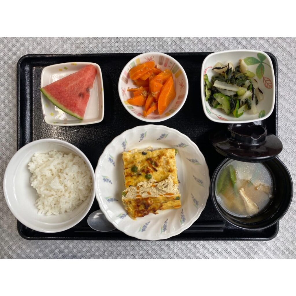 7月16日火曜日　きょうのお昼ごはんは、擬製豆腐・ひじき和え・ツナ人参・みそ汁・くだものでした。