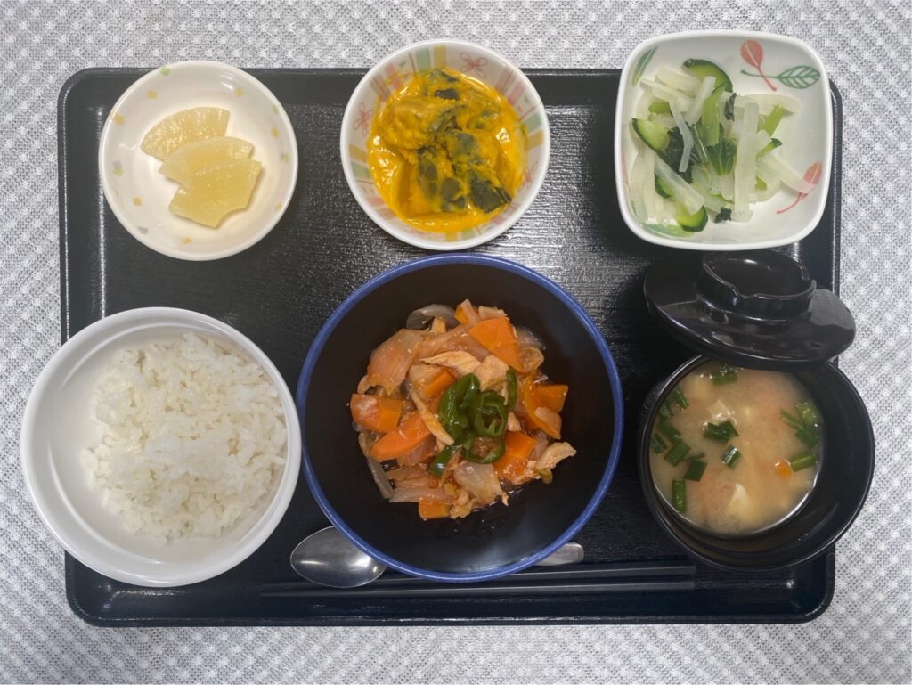 7月2日火曜日　きょうのお昼ごはんは、鶏肉のケチャップ炒め・かぼちゃミルク煮・生姜和え・みそ汁・くだものでした。