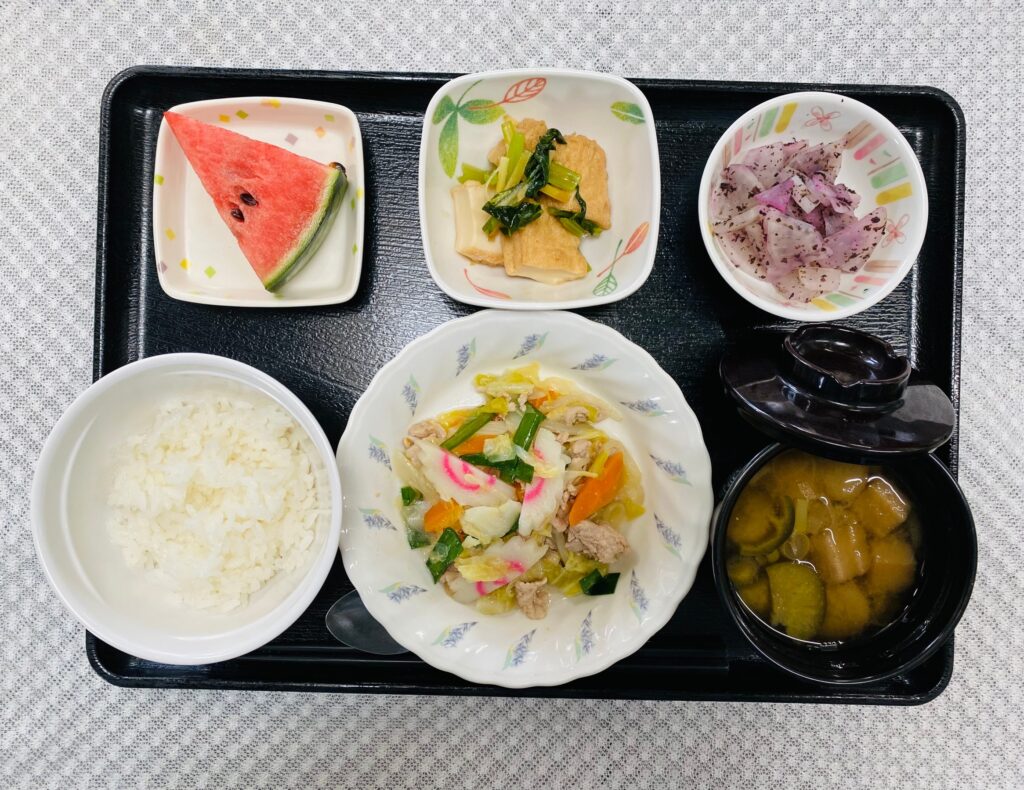 7月11日木曜日　きょうのお昼ごはんは、肉野菜炒め・厚揚げ煮・ゆかり大根・みそ汁・くだものでした。