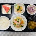 7月11日木曜日　きょうのお昼ごはんは、肉野菜炒め・厚揚げ煮・ゆかり大根・みそ汁・くだものでした。