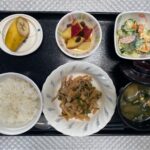 7月25日木曜日　きょうのお昼ごはんは、豚肉とピーマンの炒め物・卵サラダ・さつまいものオレンジ煮・みそ汁・くだものでした。