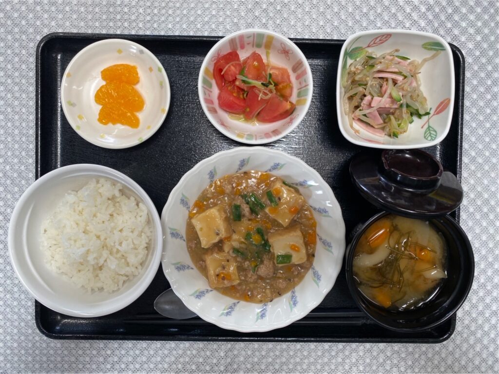 7月26日金曜日　きょうのお昼ごはんは、家常豆腐・中華サラダ・冷やしトマト・みそ汁・くだものでした。
