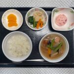 7月29日月曜日　きょうのお昼ごはんは、ウインナーと夏野菜のスープ煮・しば漬けポテト・含め煮・くだものでした。