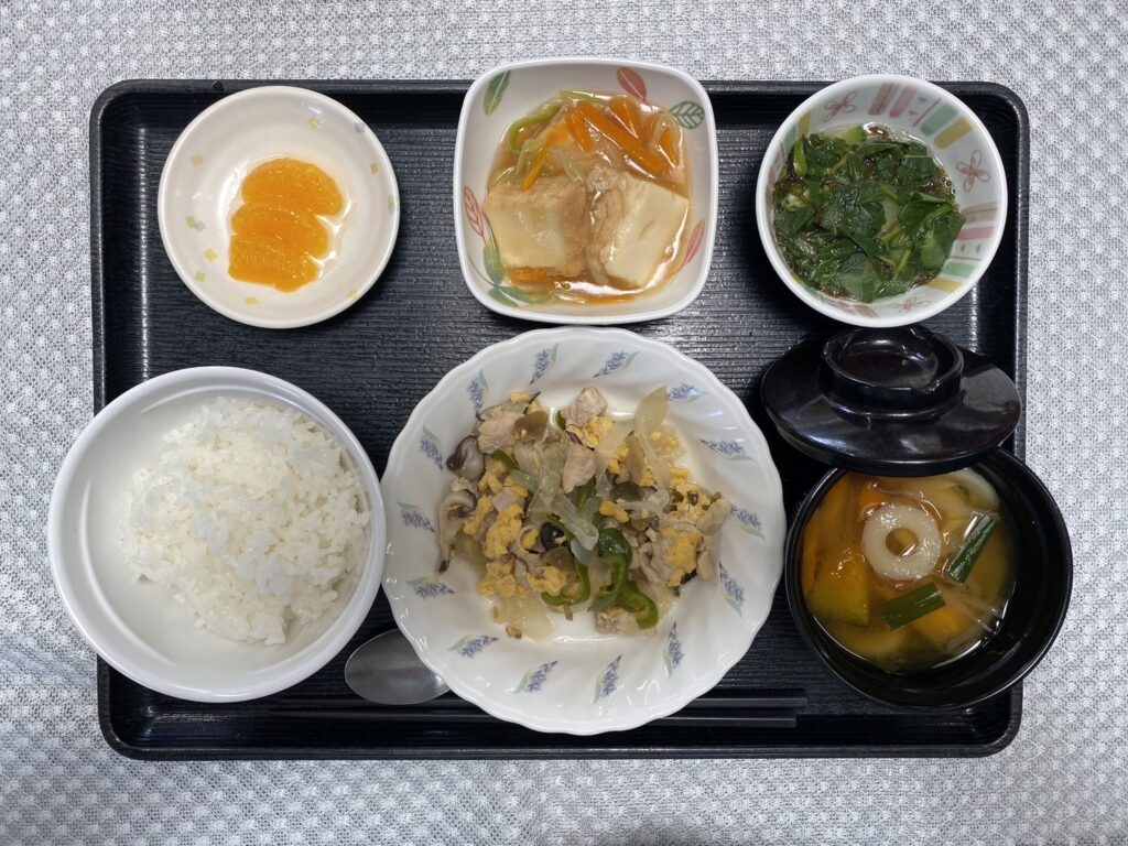 ８月１日木曜日　きょうのお昼ごはんは、鶏肉とザーサイの卵炒め・和え物・あんかけ厚揚げ・みそ汁・くだものでした。