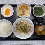 ８月１日木曜日　きょうのお昼ごはんは、鶏肉とザーサイの卵炒め・和え物・あんかけ厚揚げ・みそ汁・くだものでした。