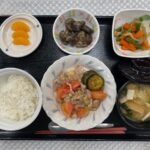 7月12日金曜日　きょうのお昼ごはんは、豚肉とトマトのねぎ塩和え・甘辛炒め・なすのごま和え・みそ汁・くだものでした。