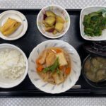 7月1日月曜日　きょうのお昼ごはんは、豚肉と厚揚げのみそ炒め・めかぶ和え・おさつ煮・みそ汁・くだものでした。