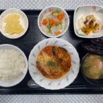 7月8日月曜日　きょうのお昼ごはんは、なすのミートグラタン・豆豆サラダ・野菜のマリネ・みそ汁・くだものでした。