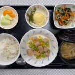 7月9日火曜日　きょうのお昼ごはんは、メカジキと枝豆の塩炒め・わかめサラダ・ミルクポテト・みそ汁・くだものでした。