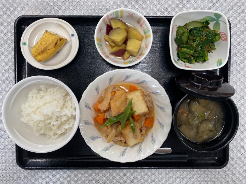 7月1日月曜日　きょうのお昼ごはんは、豚肉と厚揚げのみそ炒め・めかぶ和え・おさつ煮・みそ汁・くだものでした。