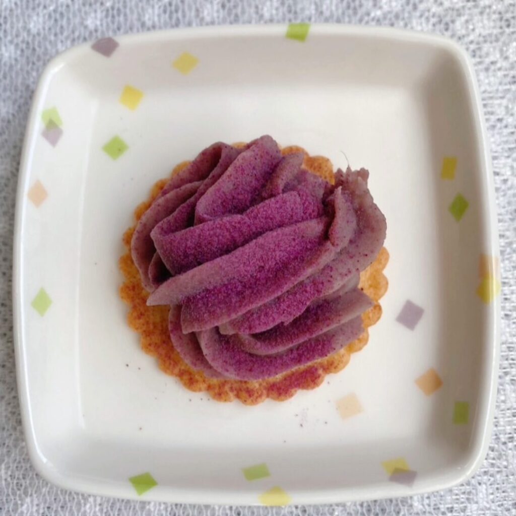 7月31日水曜日　きょうのおやつは、紫芋タルト（郷土のお菓子・沖縄県）でした。　