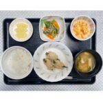 7月31日水曜日　きょうのお昼ごはんは、オクラの鶏つくね・トマトオムレツ・なめたけ和え・みそ汁・くだものでした。