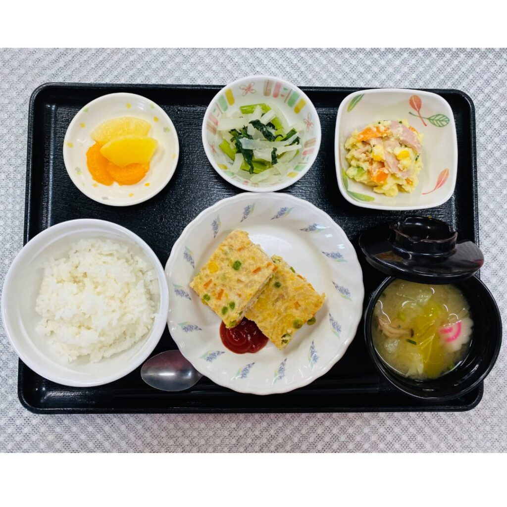 8月5日月曜日　きょうのお昼ごはんは、カラフルハンバーグ・ポテトサラダ・生姜和え・みそ汁・くだものでした。