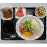 8月13日火曜日　きょうのお昼ごはんは、サラダそうめん・含め煮・茄子とピーマンのみそカポナータ・くだものでした。