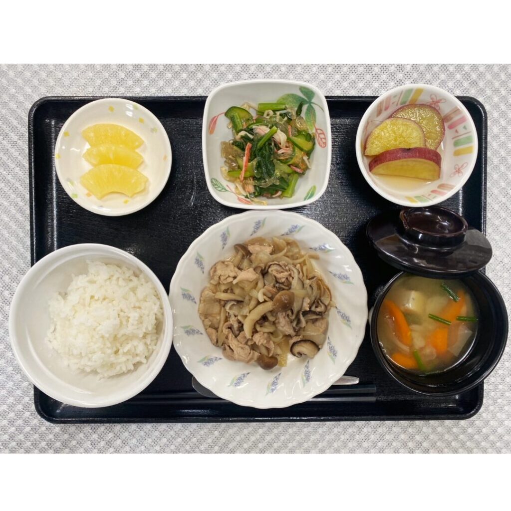 9月3日火曜日　今日のお昼ごはんは、豚肉ときのこの炒め物・ところてん和え・おさつ煮・くだものでした。