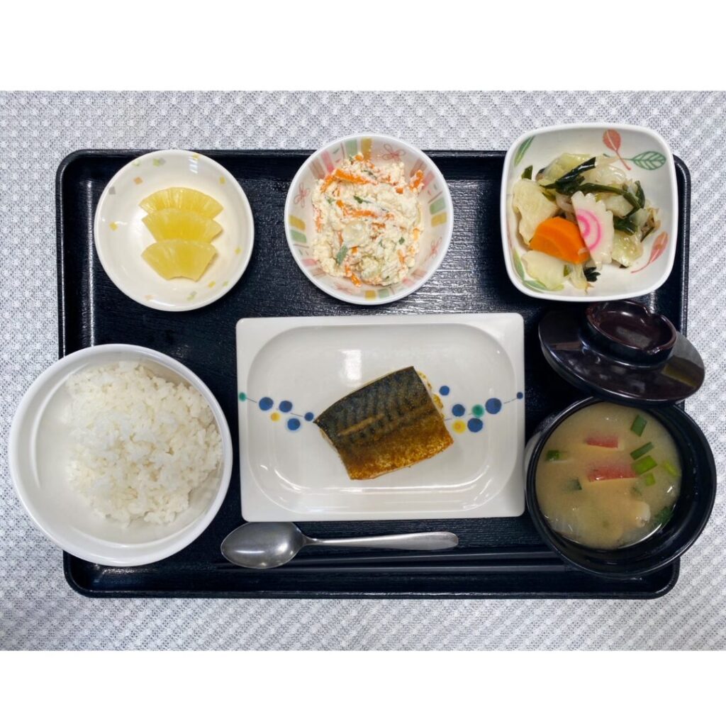 9月6日金曜日　きょうのお昼ごはんは、鯖のカレー風味焼き・おからサラダ・わかめ和え・みそ汁・くだものでした。