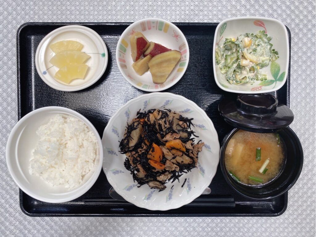 8月9日金曜日　きょうのお昼ごはんは、磯炒め・ゴーヤのツナのサラダ・おさつ煮・みそ汁・くだものでした。