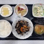 8月9日金曜日　きょうのお昼ごはんは、磯炒め・ゴーヤのツナのサラダ・おさつ煮・みそ汁・くだものでした。