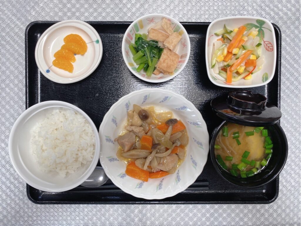 8月14日水曜日　きょうのお昼ごはんは、鶏肉とごぼうの照りマヨ炒め・カラフルサラダ・厚揚げ煮・みそ汁・くだものでした。