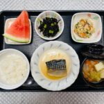 8月22日木曜日　きょうのお昼ごはんは、煮魚・炒りおから・ひじきの酢みそ和え・みそ汁・くだものでした。