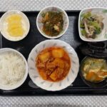 8月29日木曜日　きょうのお昼ごはんは、豚肉とじゃがいものトマトしょうゆ煮・きのこのナムル・切り昆布炒め・みそ汁・くだものでした。