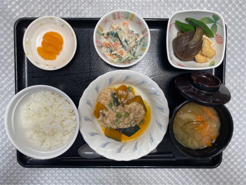 9月2日月曜日　きょうのお昼ごはんは、かぼちゃのそぼろあん・白和え・煮浸し・みそ汁・くだものでした。