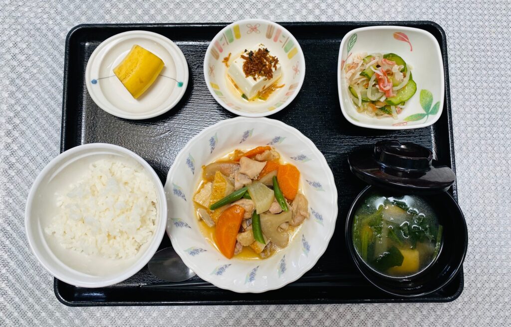 9月5日木曜日　きょうのお昼ごはんは、筑前煮・きゅうりとかにかまの梅しょうゆ和え・ちりめん奴・みそ汁・くだものでした。