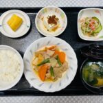 9月5日木曜日　きょうのお昼ごはんは、筑前煮・きゅうりとかにかまの梅しょうゆ和え・ちりめん奴・みそ汁・くだものでした。