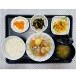 9月20日金曜日　きょうのお昼ごはんは、吉野煮・天かす和え・ひじき炒め・みそ汁・くだものでした。