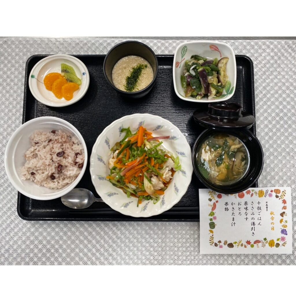 9月23日月曜日　きょうのお昼ごはんは、十穀ごはん・ささみの湯引き・薬味なす・おとろ・かきたま汁・くだものでした。