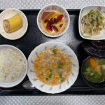 9月11日水曜日　きょうのお昼ごはんは、挽肉とコーンのクリーム煮・きのこ和え・さつまいものオレンジ煮・みそ汁・くだものでした。