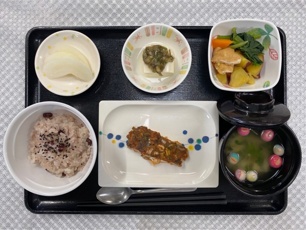 9月16日月曜日・敬老の日　きょうのお昼ごはんは、お赤飯・鰆のねぎみそ焼き・煮物・冷や奴・お吸い物・くだものでした。