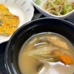 10月21日月曜日　きょうのお昼ごはんは、五目卵焼き・青菜の旨味和え・のり塩ポテト・みそ汁・くだものでした。