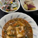 10月28日月曜日　きょうのお昼ごはんは、家常豆腐・春雨サラダ・さつまいも煮・みそ汁・くだものでした。