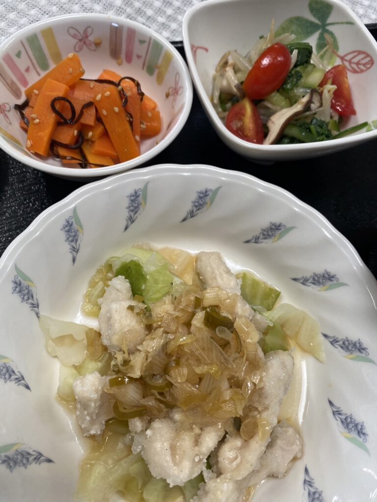 10月10日木曜日　きょうのお昼ごはんは、蒸し鶏の油淋鶏・中華サラダ・人参の和風ピクルス・スープ・くだものでした。