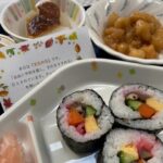 11月4日月曜日　きょうのお昼ごはんは、のり巻き・鶏の揚げ煮・黄菊の和え物・ふろふき大根・粕汁・くだものでした。