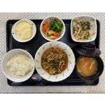 11月9日土曜日　きょうのお昼ごはんは、豚にら炒め・ひじき和え・含め煮・みそ汁・くだものでした。