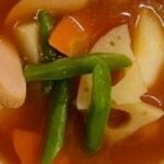 11月16日土曜日　きょうのお昼ごはんは、ウインナーと根菜のトマトスープ煮・わかめサラダ・はんぺんのピカタ・くだものでした。