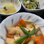 11月19日火曜日　きょうのお昼ごはんは、高野豆腐のとろとろ煮・おさつサラダ・おかか和え・みそ汁・くだものでした。