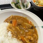 12月23日月曜日　きょうのお昼ごはんは、カレーライス・マカロニサラダ・浅漬け・みそ汁・くだものでした。