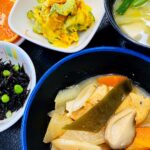 1月24日金曜日　きょうのお昼ごはんは、がんもと根菜の含め煮・酢みそ和え・かぼちゃサラダ・みそ汁・くだものでした。